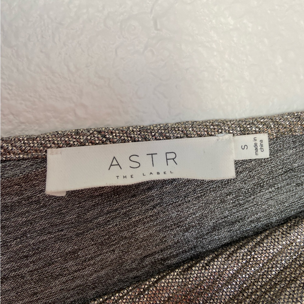 ASTR THE LABEL Kenzie Romper in Metallic Silver size S - Picture 7 of 11